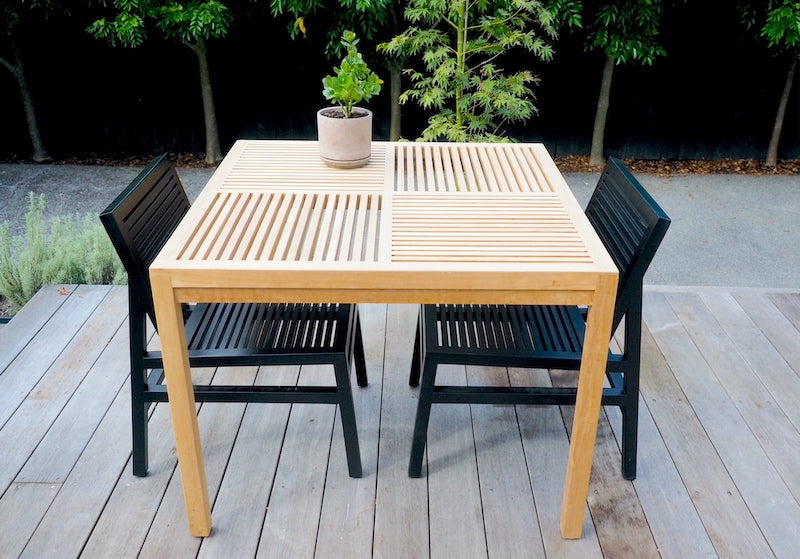 KLEEK OUTDOOR DINING TABLE & CHAIRS